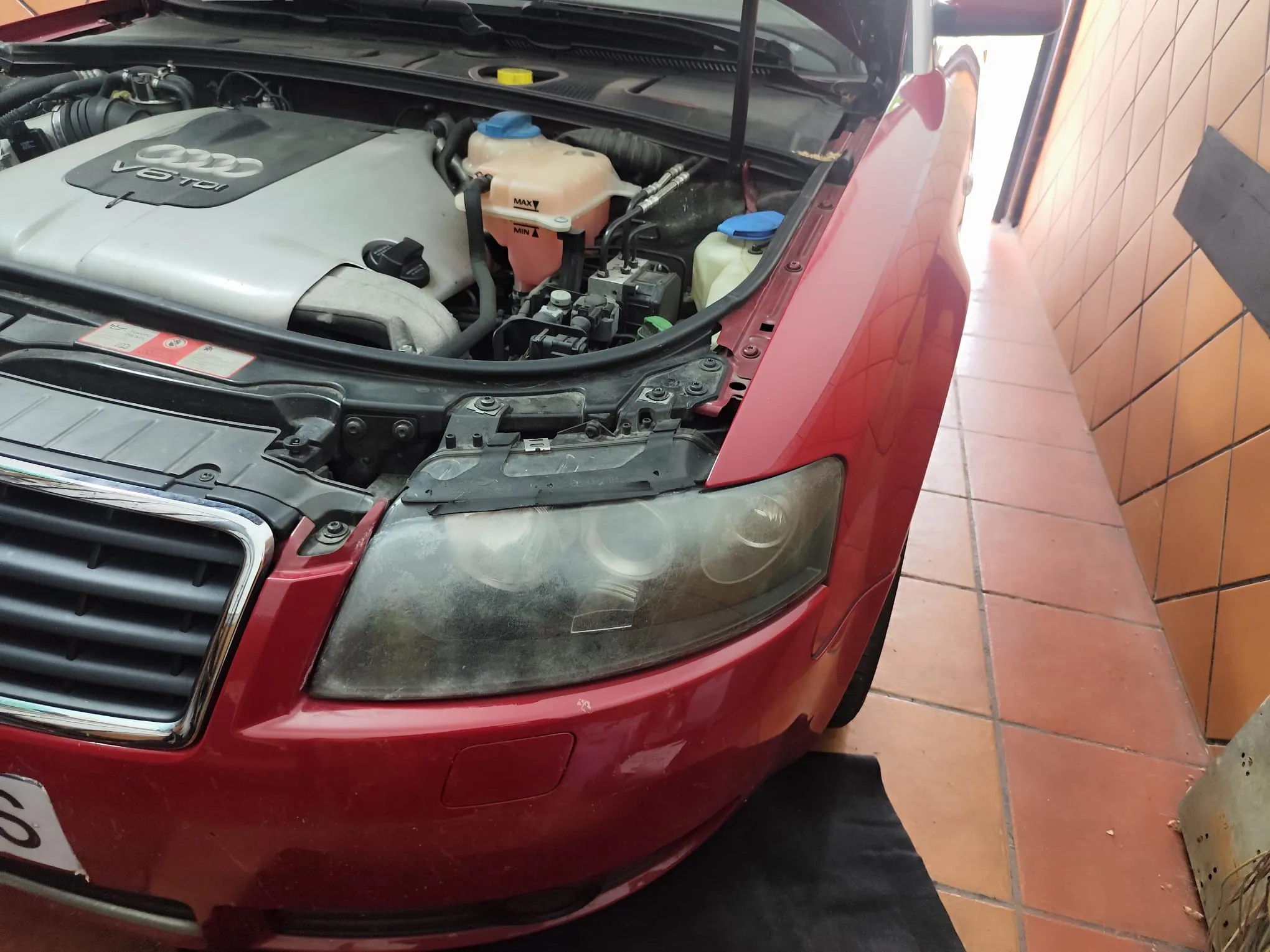 Faro opaco de Audi A6 antes del pulido profesional