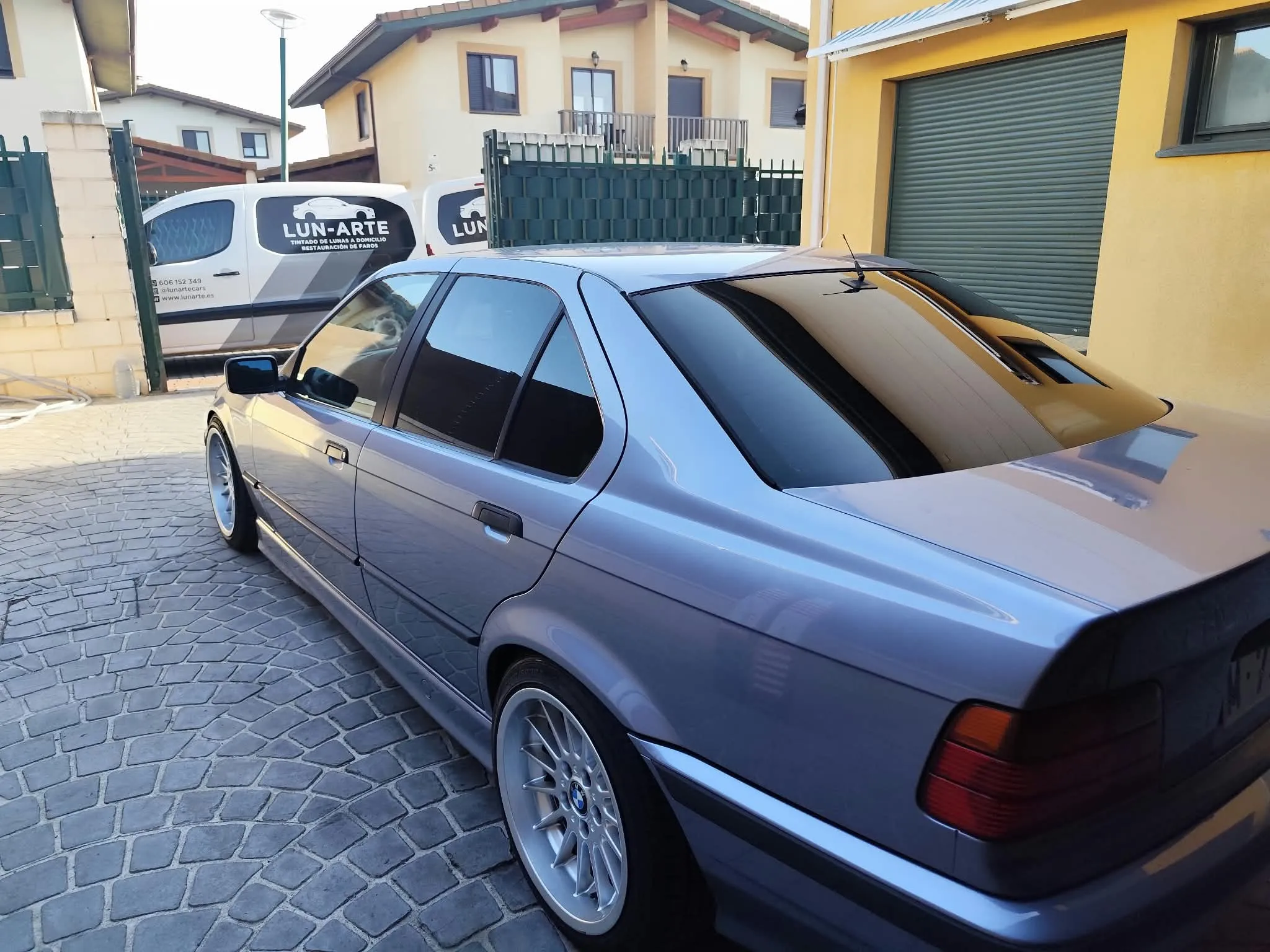 Tintado de lunas en BMW E36 con furgoneta LUN-ARTE a domicilio en Burgos