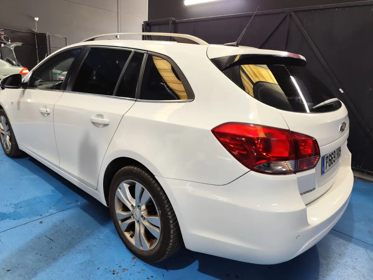 Chevrolet Cruze blanco con tintado completo de lunas laterales y trasera