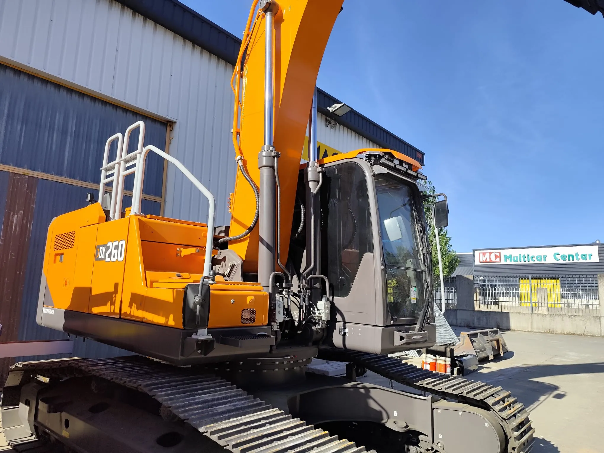 Detalle de cabina de excavadora Doosan DX260 con lunas tintadas