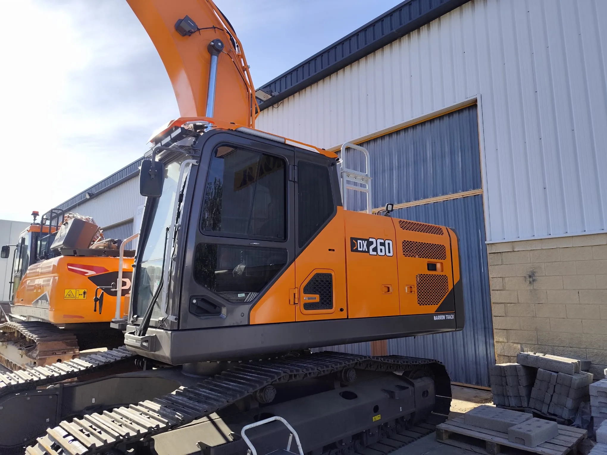 Excavadora Doosan DX260 con lunas tintadas para protección solar