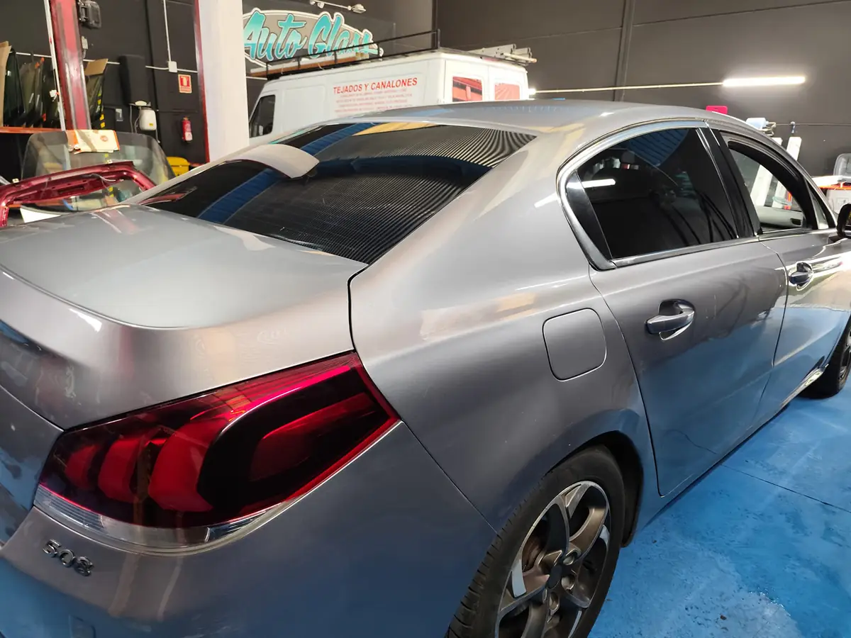 Peugeot 508 gris con lunas tintadas homologadas en taller