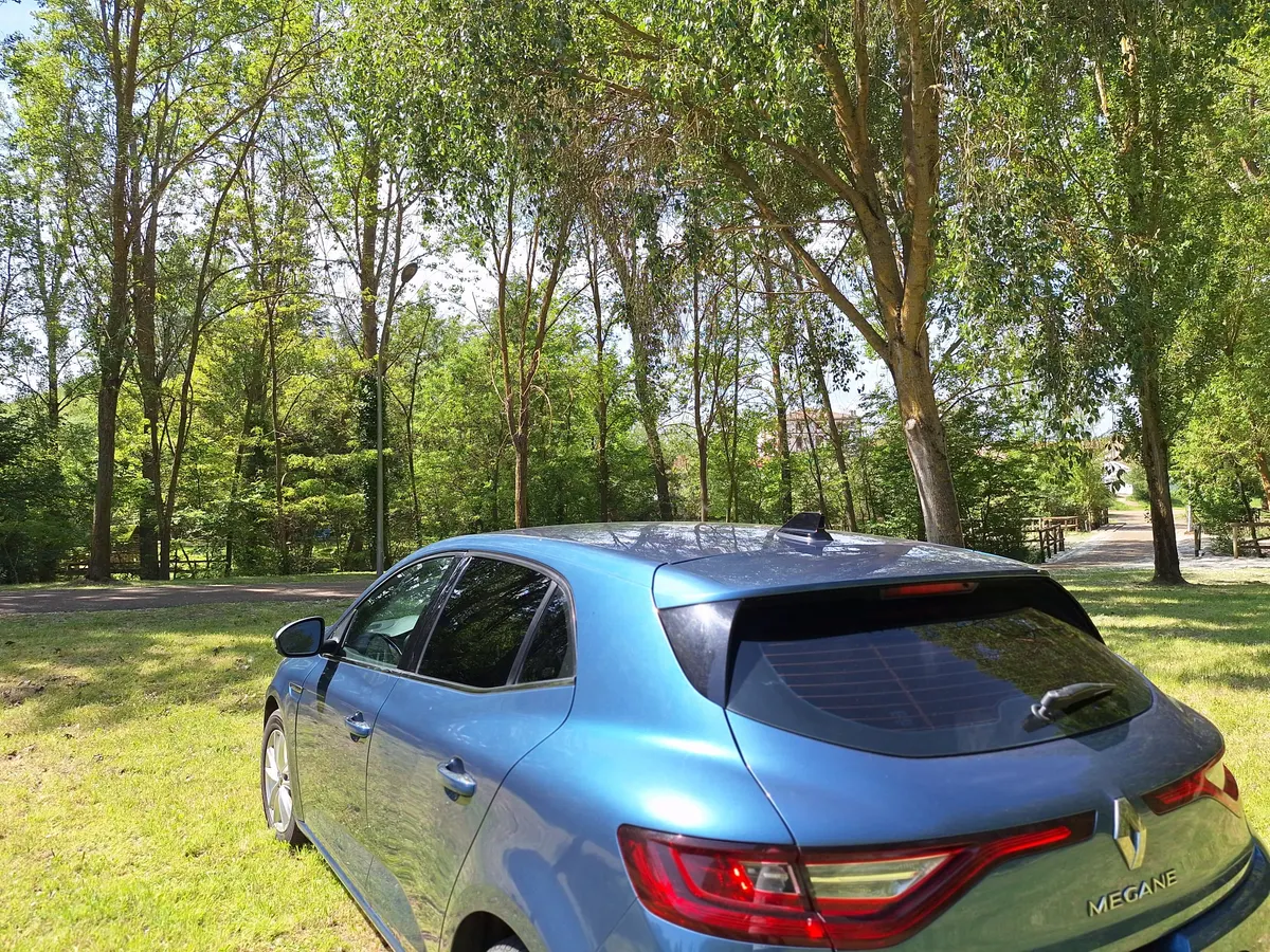 Renault Megane azul con tintado de lunas laterales y trasera