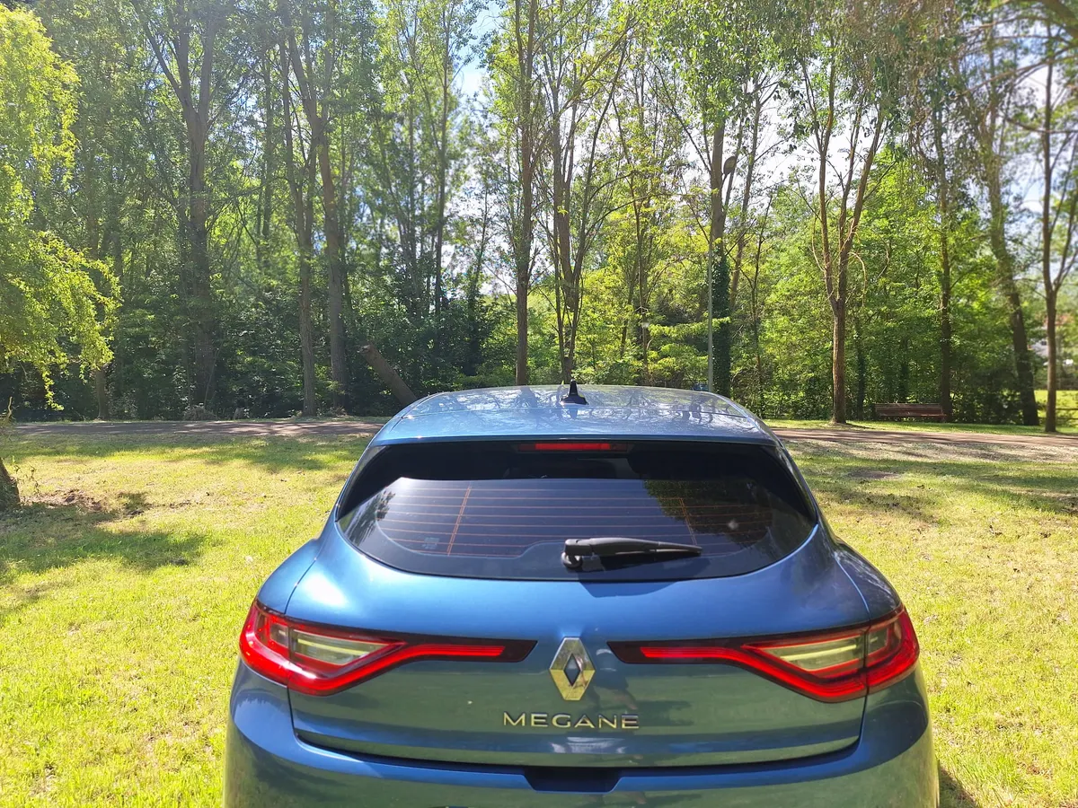 Renault Megane con luneta trasera tintada homologada