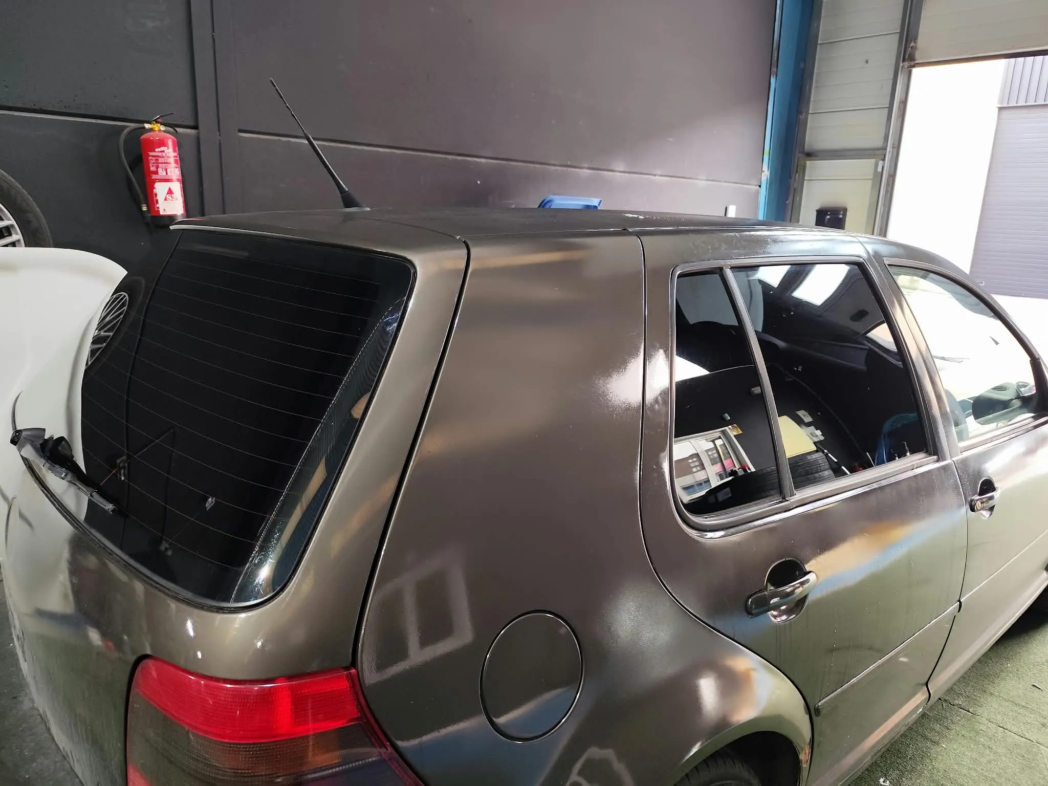 Volkswagen Golf con lunas tintadas en taller LUN-ARTE